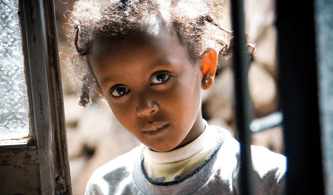 Portrait d’une petite fille au regard grave