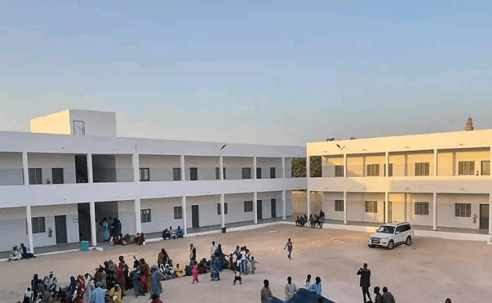 Un daara moderne de deux étages, avec une grande cour où se rassemblent élèves et familles